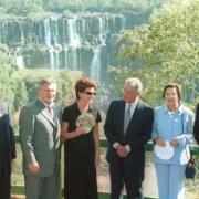 Wizyta Prezydenta RP Aleksandra Kwaśniewskiego z Małżonką w Brazylii Prezydent RP z Małżonką i Prezydent Brazylii z Małżonką na tle wodospadów na rzece Iguacu