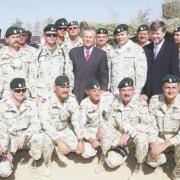 Wizyta Prezydenta RP Aleksandra Kwaśniewskiego w Afganistanie – spotkanie z polskimi saperami w wojskowej bazie Sił Koalicji Antyterrorystycznej w Bagram