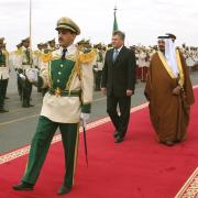 Wizyta oficjalna Prezydenta RP w Królestwie Arabii Saudyjskiej. Ceremonia powitania przez Następcę Tronu, Wicepremiera, Komendanta Gwardii narodowej Księcia Abdullaha bin Abdulazzia Al. Sauda.