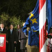 Uroczystość z okazji przystąpienia Rzeczypospolitej Polskiej do Unii Europejskiej na Placu Piłsudskiego. Wciągnięcie flagi UE na maszt przy Grobie Nieznanego Żołnierza.