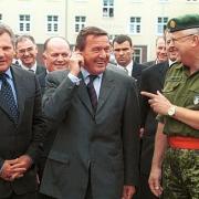 Wizyta Prezydenta RP Aleksandra Kwaśniewskiego i kanclerza Niemiec Gerharda Schroedera w koszarach Korpusu P-D-N.
