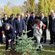 Wizyta Prezydenta RP Aleksandra Kwaśniewskiego z Małżonką w Republice Armenii - Uroczyste zasadzenie drzewka na dziedzińcu Mauzoleum Ludobójstwa Ormian