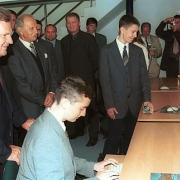Udział Prezydenta RP Aleksandra Kwaśniewskiego w uroczystości rozpoczęcia roku szkolnego 2001/2002 w Sobótce. Otwarcie pracowni komputerowej.