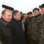 Spotkanie Prezydenta RP Aleksandra Kwaśniewskiego i Prezydenta Ukrainy Leonida Kuczmy z żołnierzami z Batalionu Polsko-Ukraińskiego w Kosowie.
