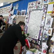 Prezydent RP składa kwiaty przy mauzoleum funkcjonariuszy, którzy zginęli w trakcie akcji ratunkowej po 11 września